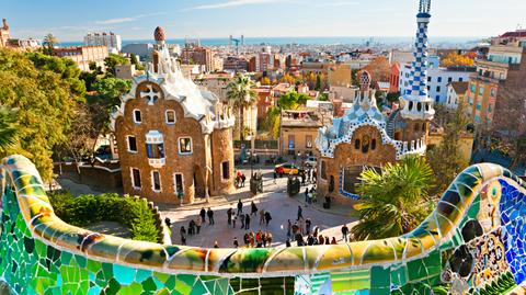 Barcelona zmęczona turystami? Wprowadza zakaz budowy hoteli w centrum miasta
