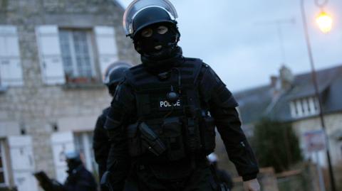 Francja: podwójny szturm policji