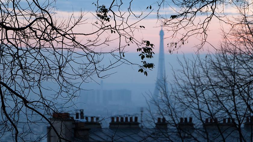Paryż tonie w smogu. I premiuje ekologicznych mieszkańców