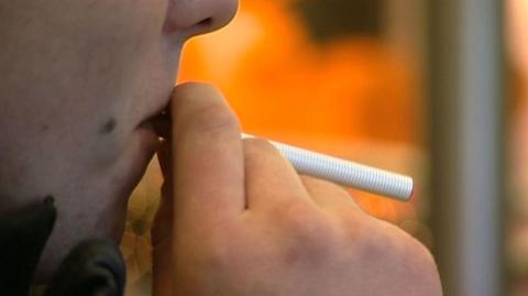 Francja ujednolica opakowania na papierosy