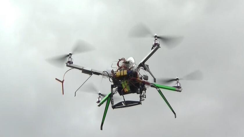 Świat technologii: Krótki poradnik, jak latać dronem