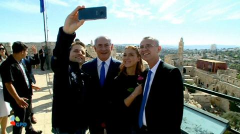 Premier Izraela pokazywał miasto turystce