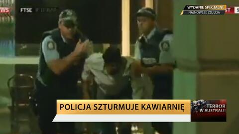 Moment szturmu policji na kawiarnię w Sydney