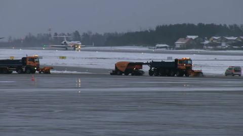 Zima na polskim lotnisku. Zobacz jak służby walczą ze śniegiem
