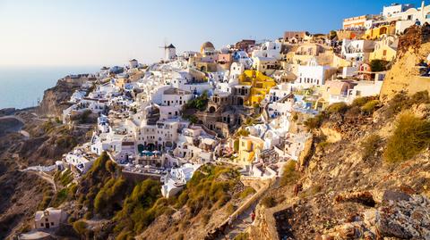 Turyści na greckiej wyspie Santorini