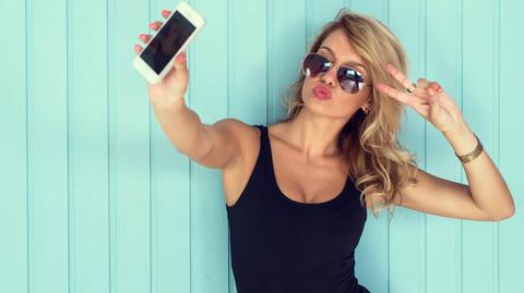 Czym jest "łokieć selfie" i "smartfonowy kciuk"?