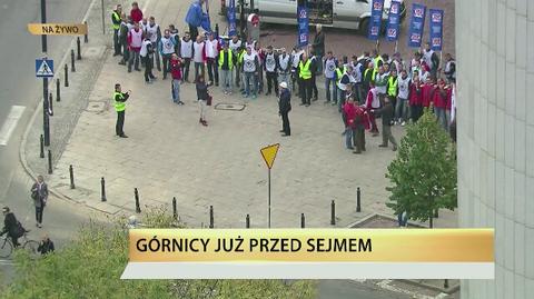 Górnicy już pod Sejmem. Czekają na słowa Kopacz 