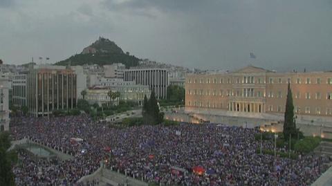 Grecy czekają na decyzję. Wielotysięczny tłum w Atenach