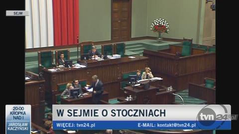 Marek Suski z PiS przyniósł ministrowi Gradowi prezent/TVN24