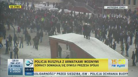 Policja strzela do demonstrantów. Relacja Roberta Jałochy sprzed siedziby JSW