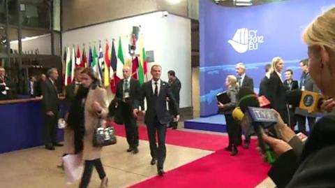 Premier Tusk wychodzi z obrad przywódców UE