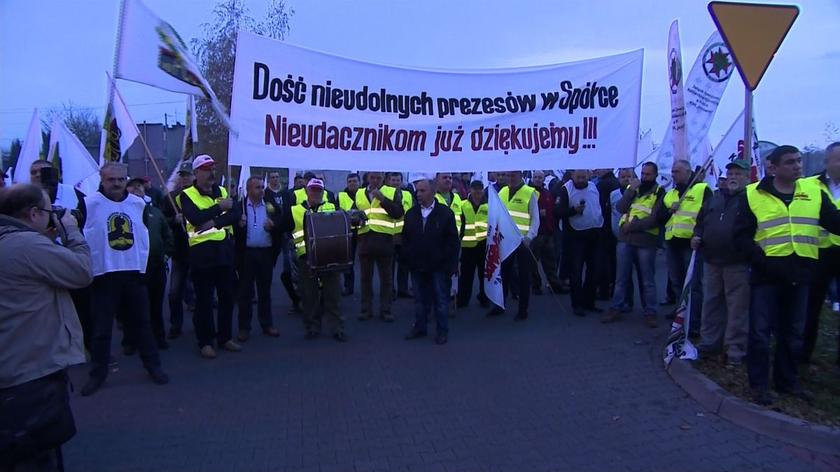 Protest górników przed JSW. "Nieudacznikom dziękujemy!!!"