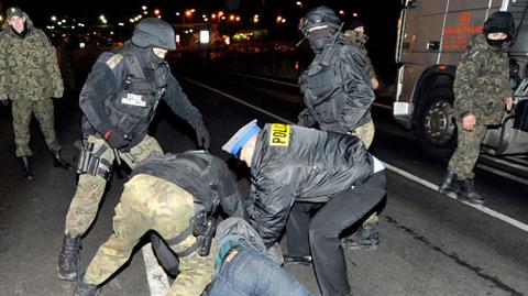 Starcia policji z protestującymi. Użyto broni gładkolufowej