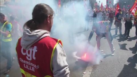 Strajki we Francji. Protestują kontrolerzy lotów, nauczyciele, a nawet... personel wieży Eiffla