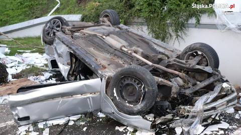 Spadł autem z drogi na skarpie na parking sklepu