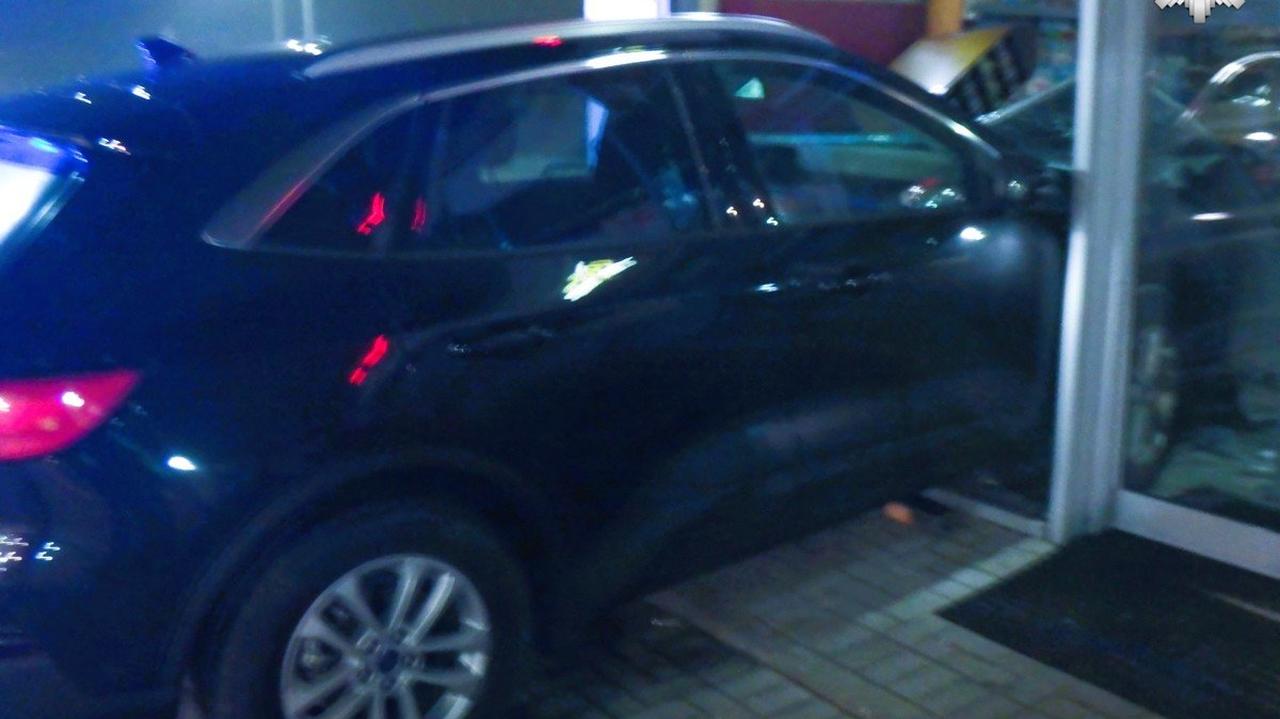 Uderzył autem w budynek stacji paliw