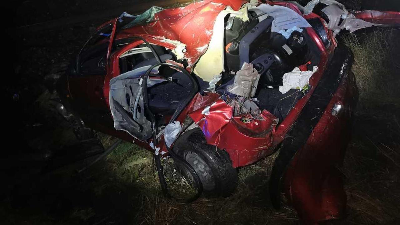 Wpadł na tory, w auto uderzyła lokomotywa. Kierowca był pijany, wiózł dziecko