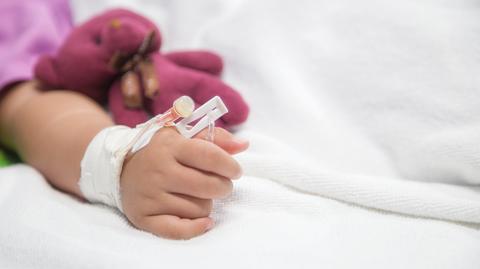 Rodzice unikają szczepienia przeciw COVID-19, dzieci trafiają do szpitali