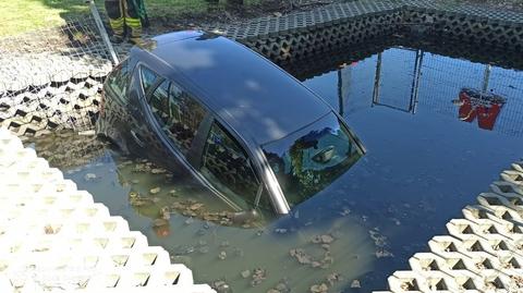 71-latek wjechał mercedesem do zbiornika przeciwpożarowego