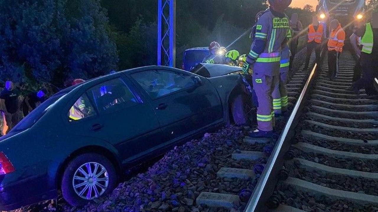 Uderzył w słup i zatrzymał się na torach. Wstrzymano ruch pociągów