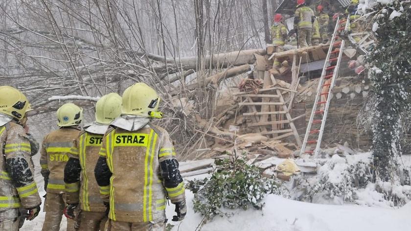 Drzewo spadło na dom w Ciścu (Śląskie). Zginęła kobieta, która w nim przebywała