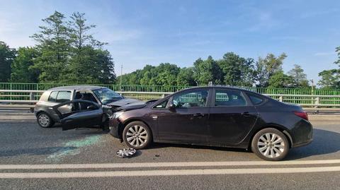 Zderzenie czołowe dwóch samochodów w Kobiórze