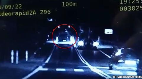 Policyjny wideorejestrator nagrał, jak mężczyzna wyprzedza inne samochody – najpierw na skrzyżowaniu, a następnie na przejściu dla pieszych. 