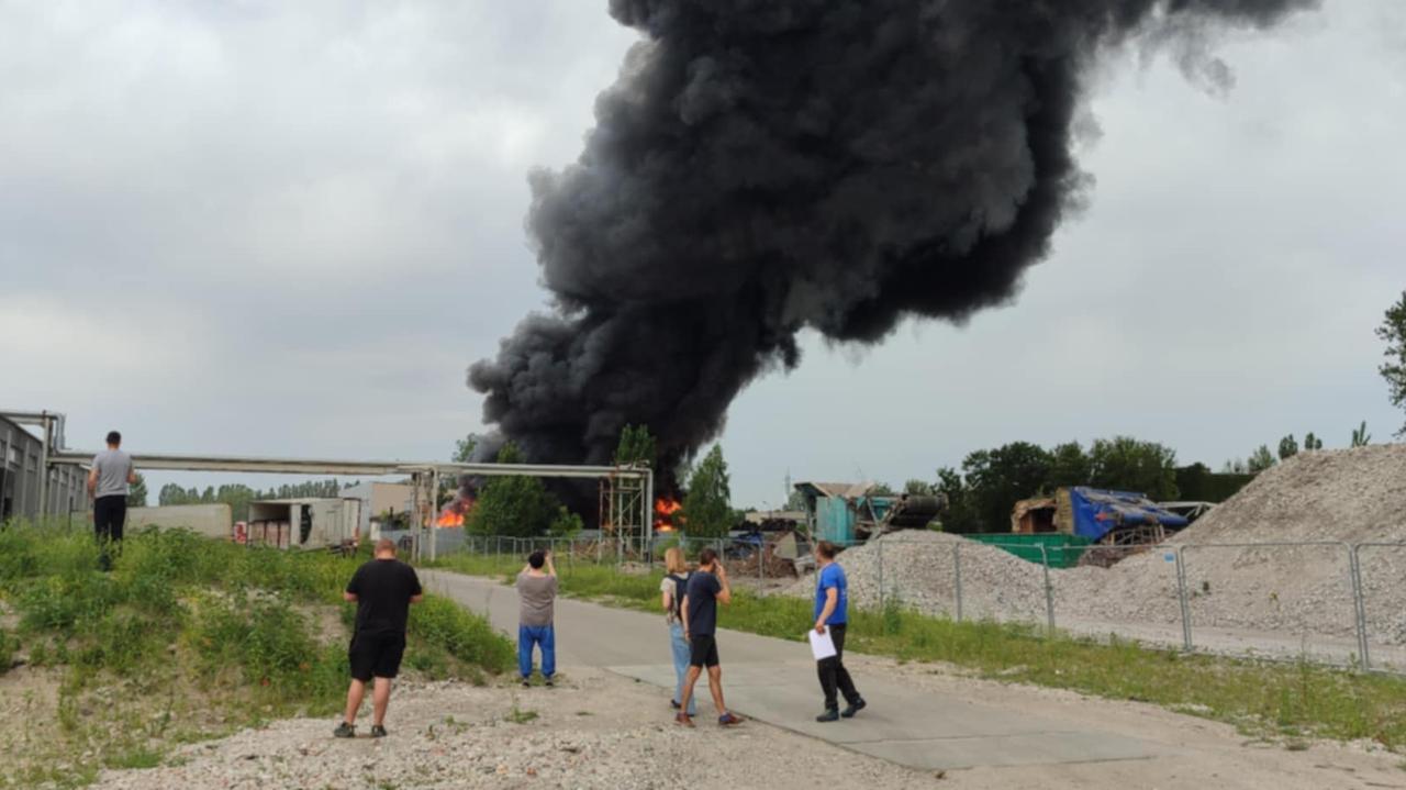 Ogromny pożar na terenie dawnego zakładu. Pracownik usłyszał zarzut