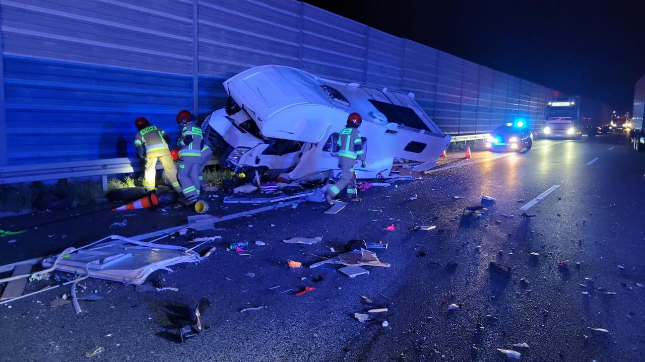 Śmiertelny wypadek na A2. Kamper przecięty wzdłuż