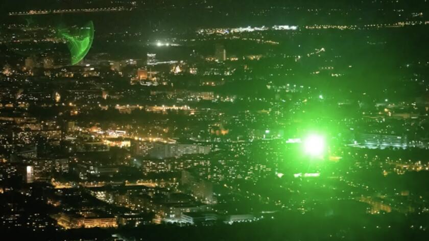 Tak wygląda wiązka lasera oślepiająca pilota samolotu