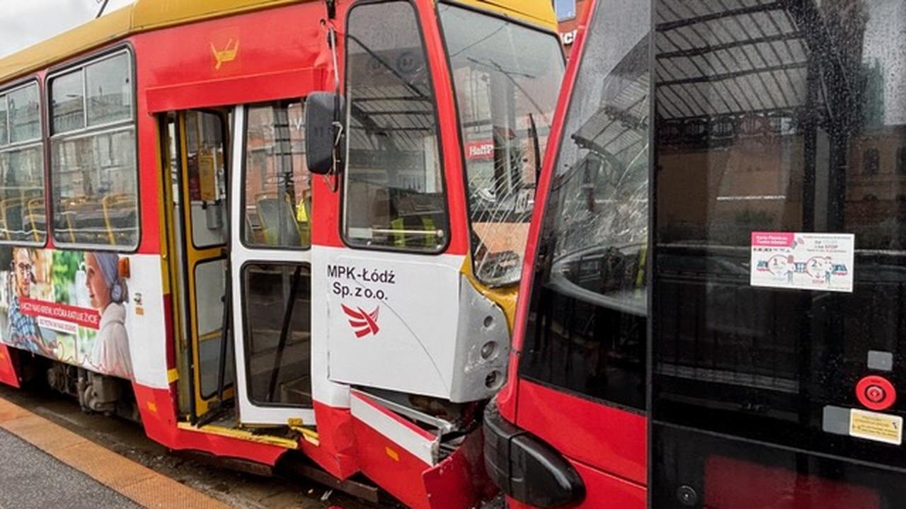 Zderzenie tramwajów. Dwie osoby trafiły do szpitala