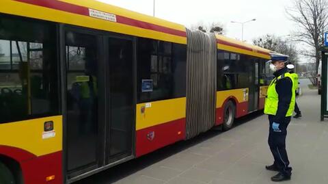 Policjanci kontrolują autobusy i tramwaje