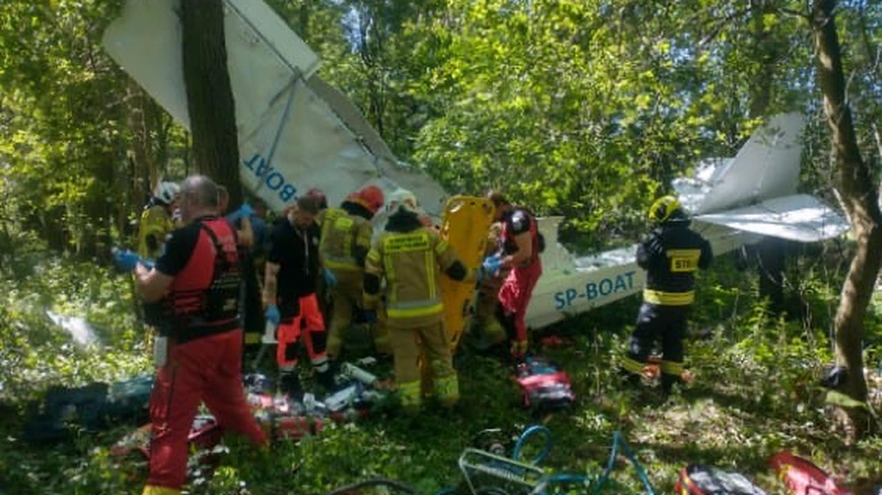 Ultralekk samolot rozbił się koło Łowicza — pilot trafił do szpitala