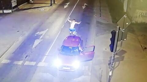 Mężczyzna skakał po dachu samochodu i zaatakował jego kierowcę