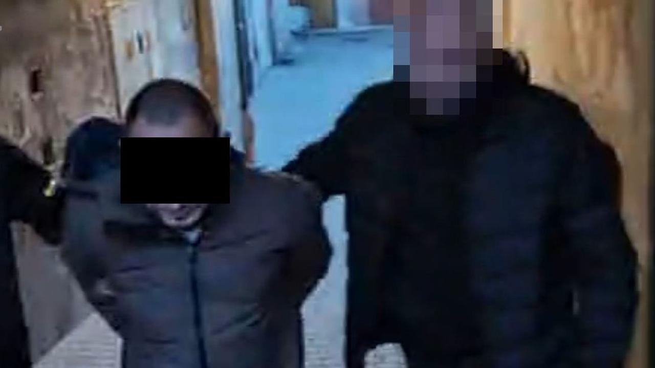 Dwaj poszukiwani listami gończymi w jednym mieszkaniu