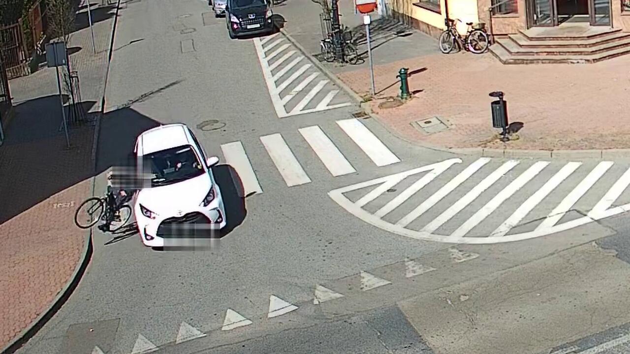 Wjechał rowerem pod koła osobówki. Rowerzysta trafił do szpitala