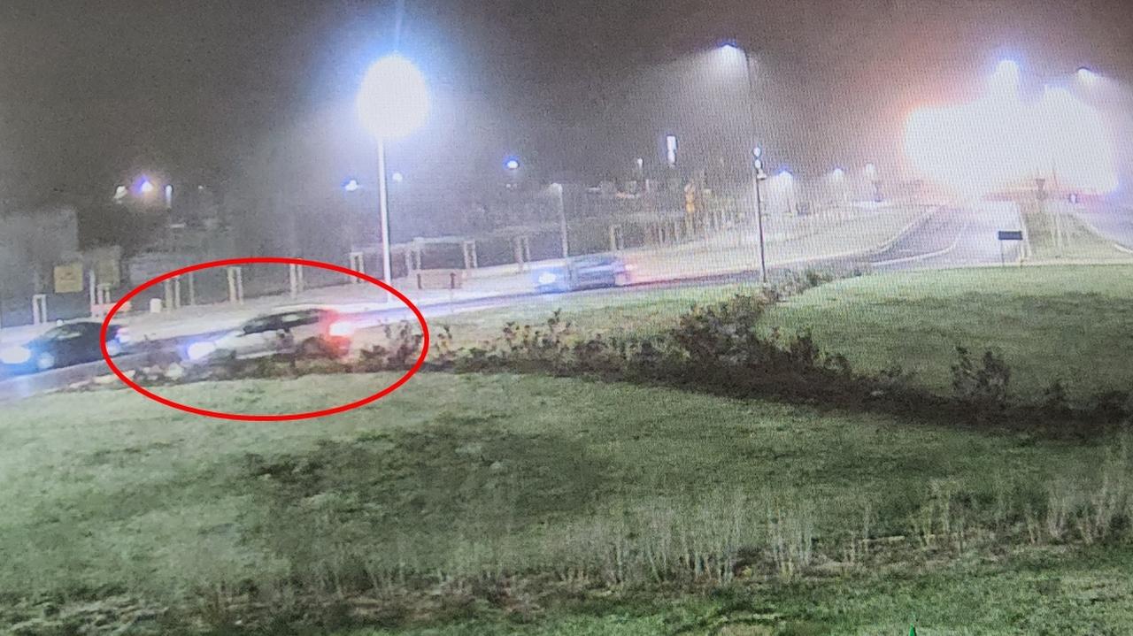 Na rondzie pojechał prosto. Stracił prawo jazdy i stanie przed sądem