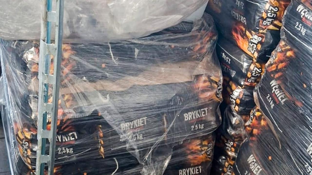 Uciekając z łupem nie zauważyli, iż rozerwał się worek i zostawiają ślad