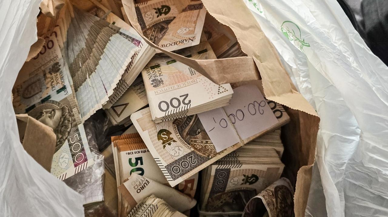 Z domu zniknęło ponad 1,4 mln złotych w gotówce. Zatrzymali 55-latkę