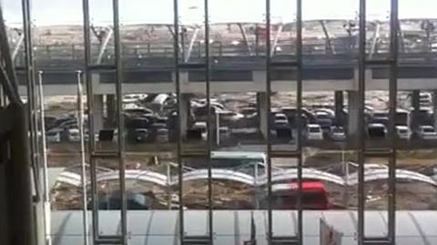 Amatorskie nagranie ukazujące falę tsunami pochłaniającą lotnisko