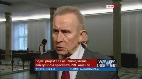 Andrzej Czuma o emeryturach byłych esbeków (TVN24)