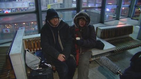 Bezdomni z Dworca Centralnego o swoich problemach (TVN24)