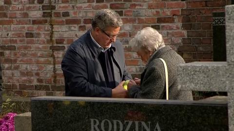 Bronisław Komorowski z matką odwiedził Cmentarz Powązkowski