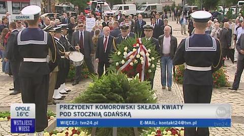 Bronisław Komorowski złożył kwiaty pod pomnikiem (TVN24)