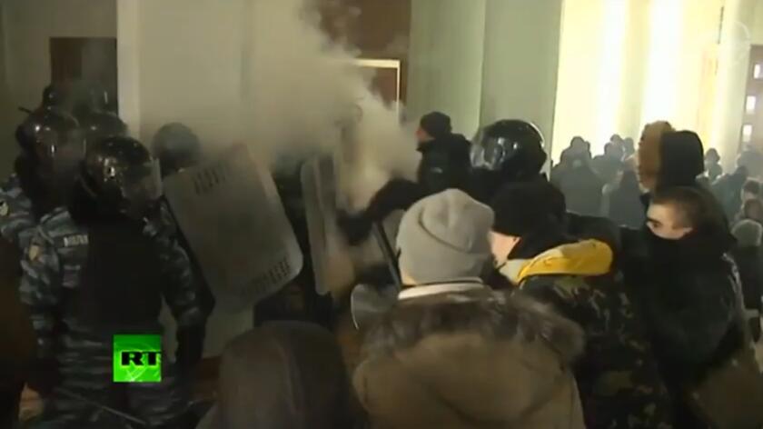 Brutalna wymiana ciosów w Winnicy. Protestujący przyparli Berkut do muru