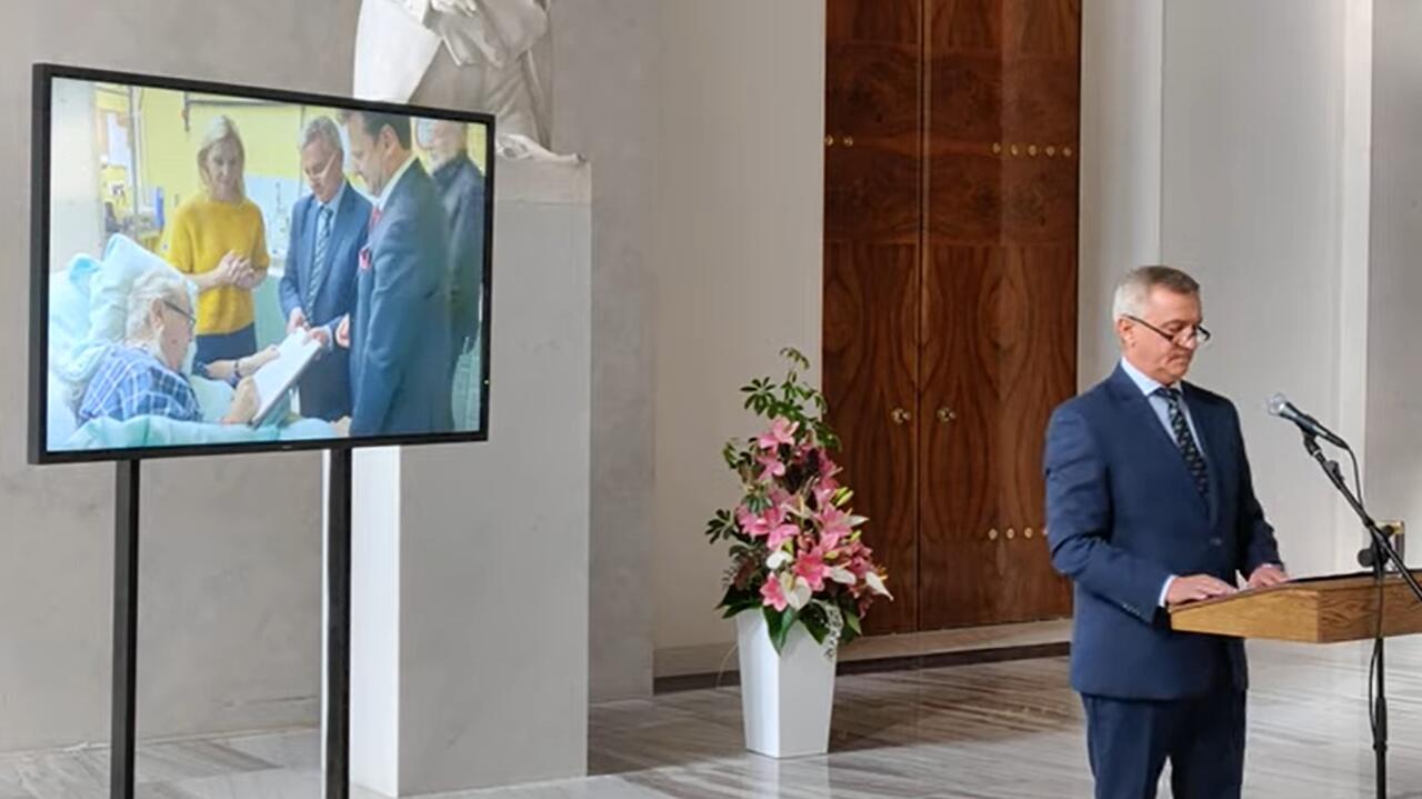 El presidente checo Milos Zeman en el hospital.  Firma del decreto