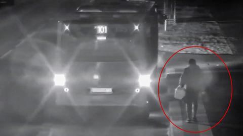 Gorzów Wielkopolski. Podejrzani o kradzież paliwa jechali autobusem z kanistrami (wideo bez dźwięku)