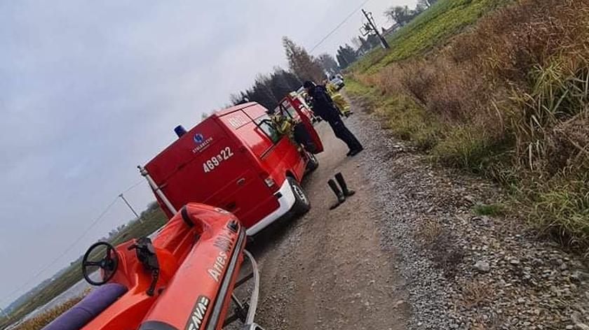 Dratów. Strażacy uratowali dwóch wędkarzy. Po jednego przyleciał helikopter Lotniczego Pogotowia Ratunkowego   (materiał z 14.11.2021)