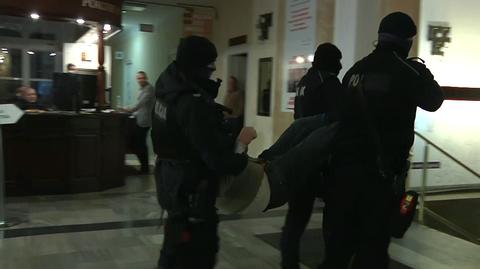 Lublin. Policja wyniosła rolników protestujących w urzędzie wojewódzkim (materiał z 2.12.2022)