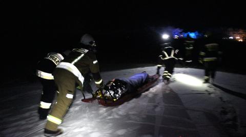 Trzemeszno: Strażacy ściągali ze stawu łyżwiarza ze złamaną nogą